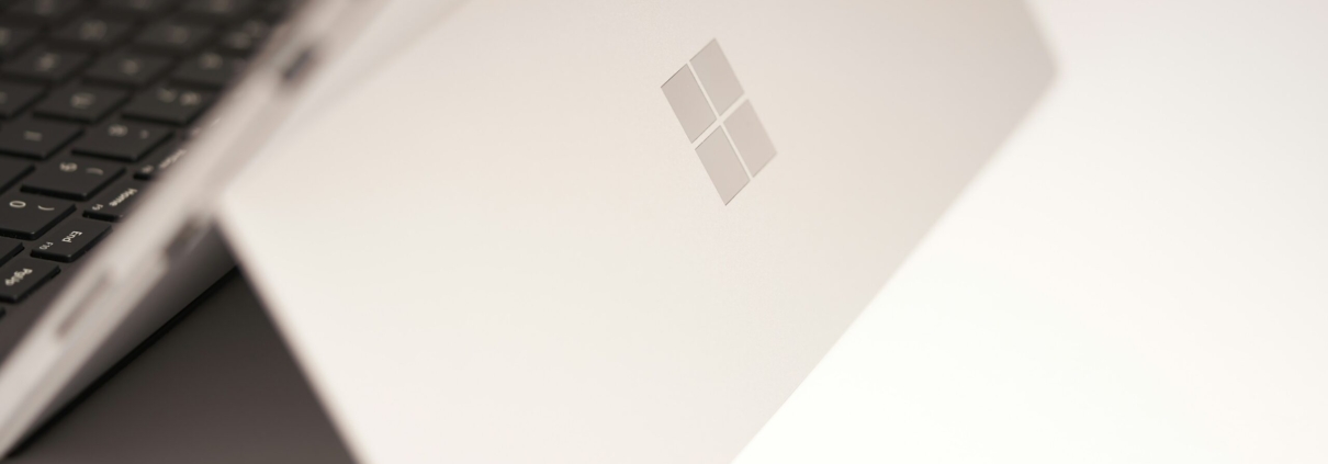 white-laptop-computer-on-white-table